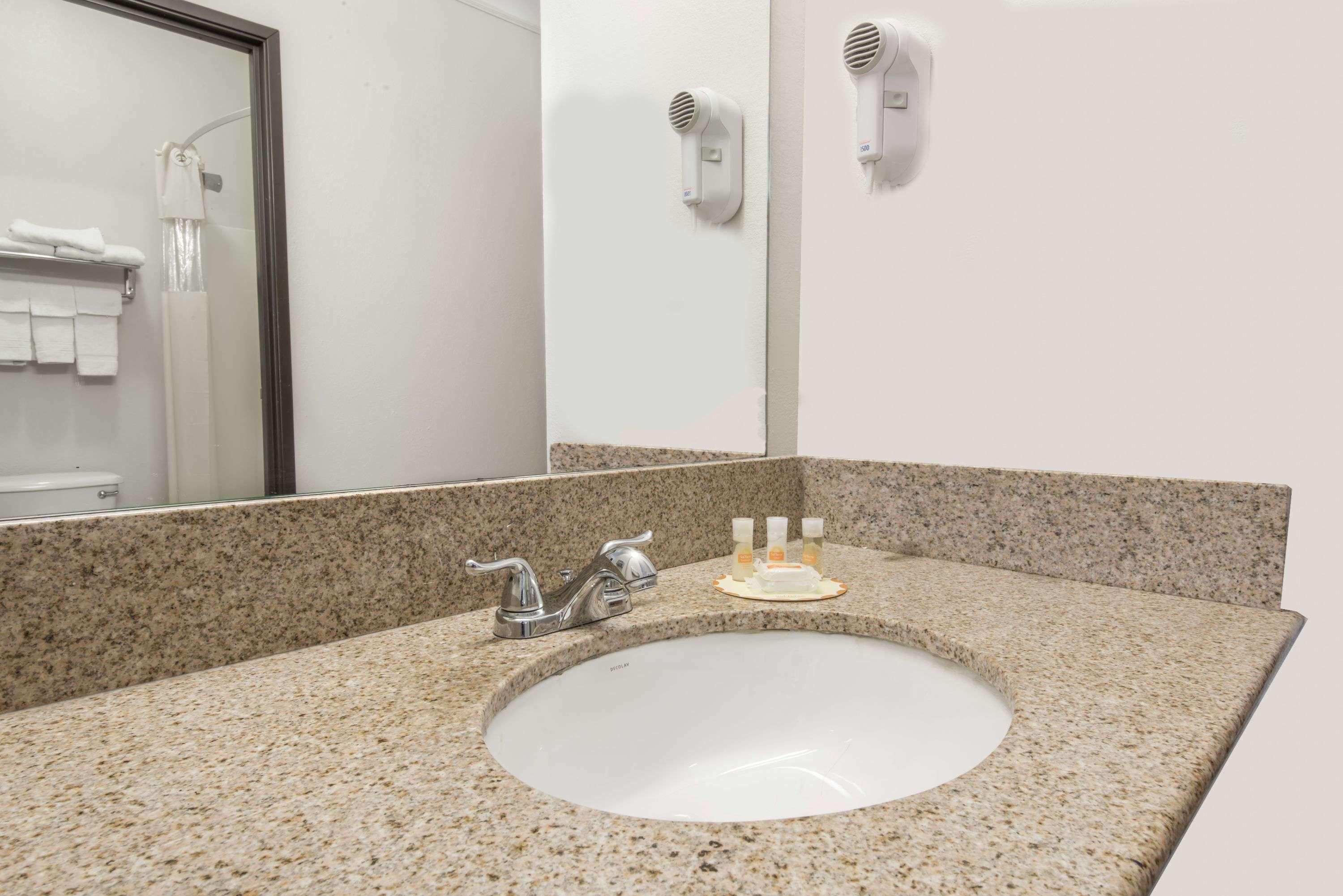 Days Inn By Wyndham Kansas City International Airport Ngoại thất bức ảnh